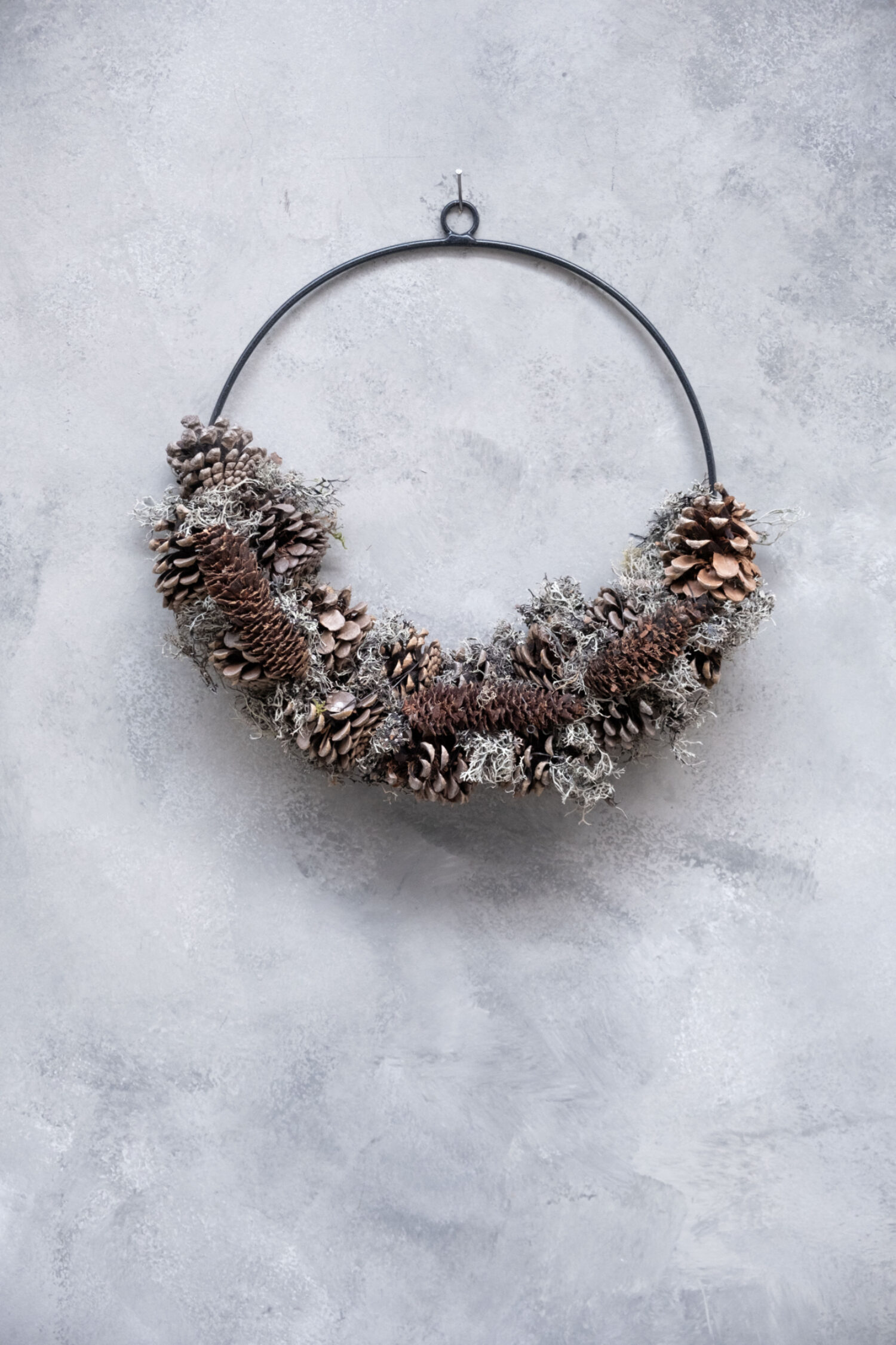 Grey moss wreath pine cone/rasped half