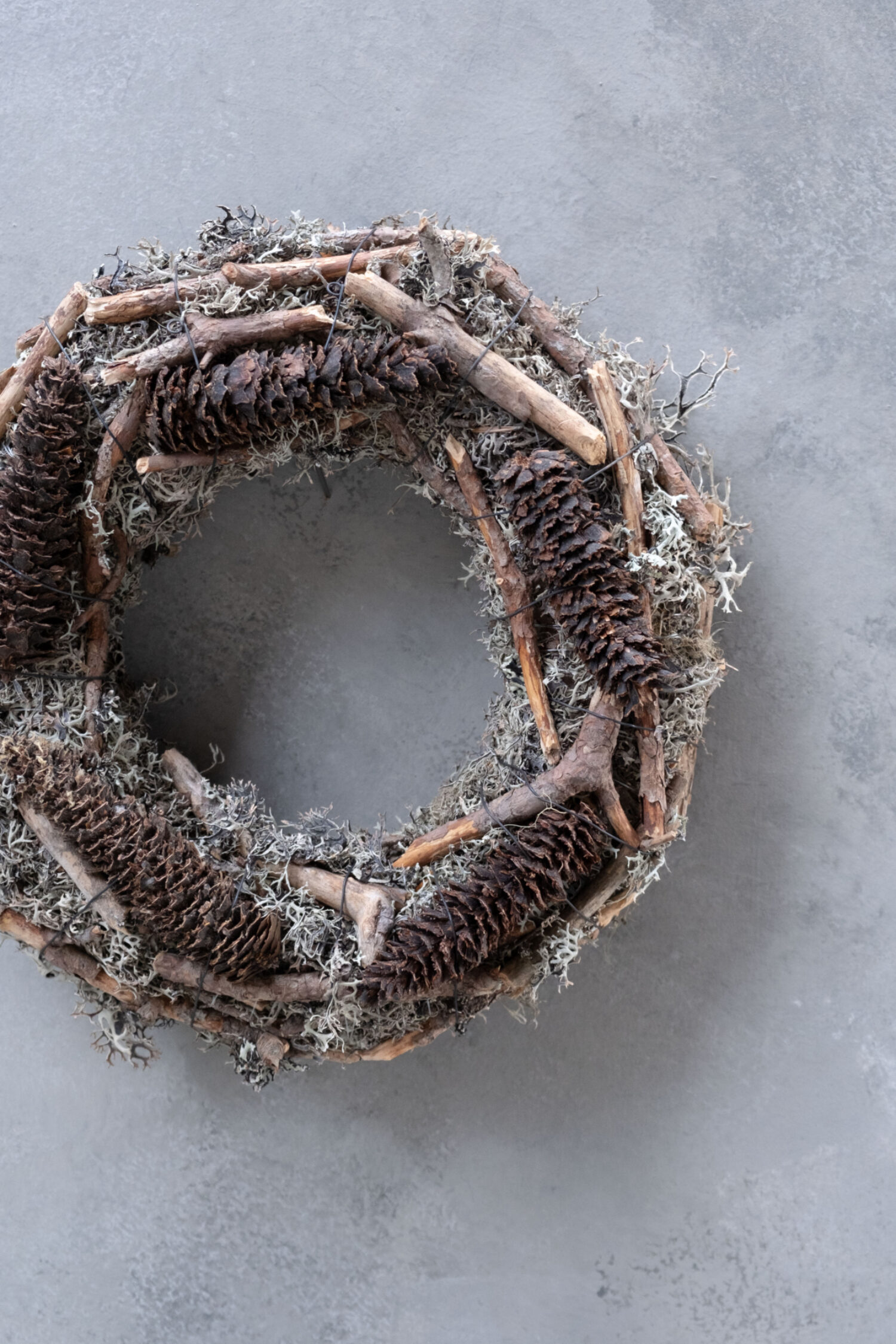 Grey moss wreath rasped spruce + sticks