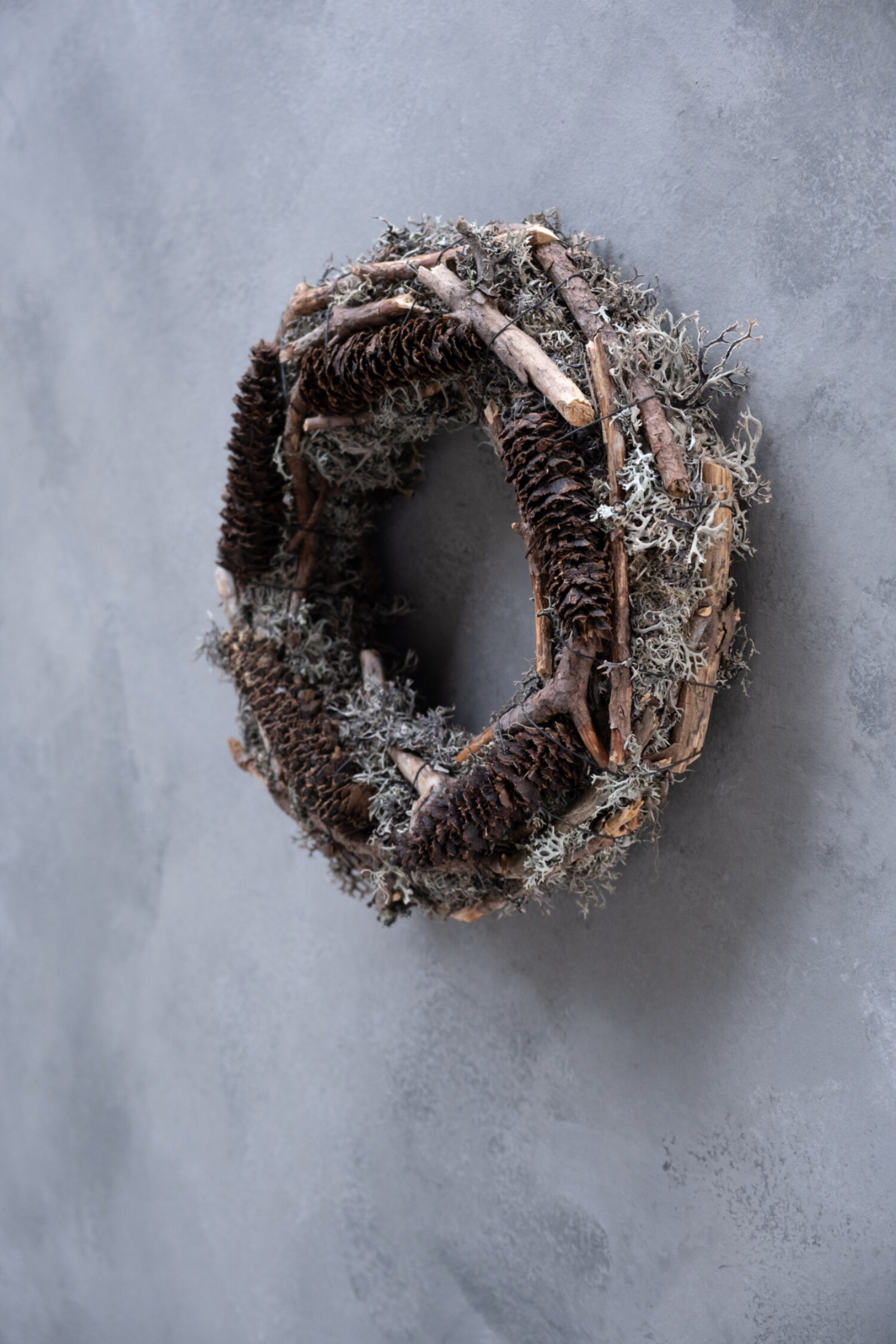 Grey moss wreath rasped spruce + sticks