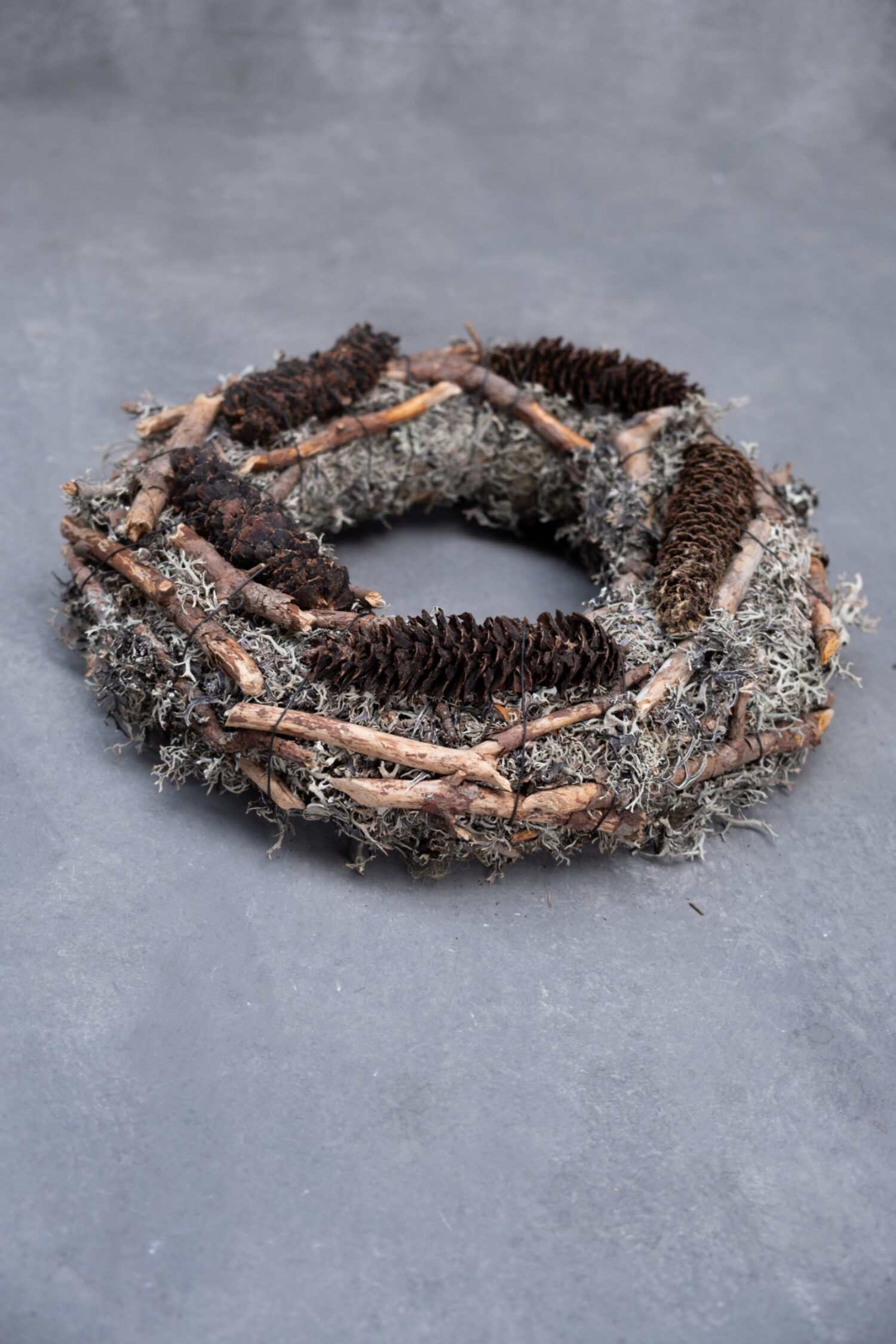 Grey moss wreath rasped spruce + sticks