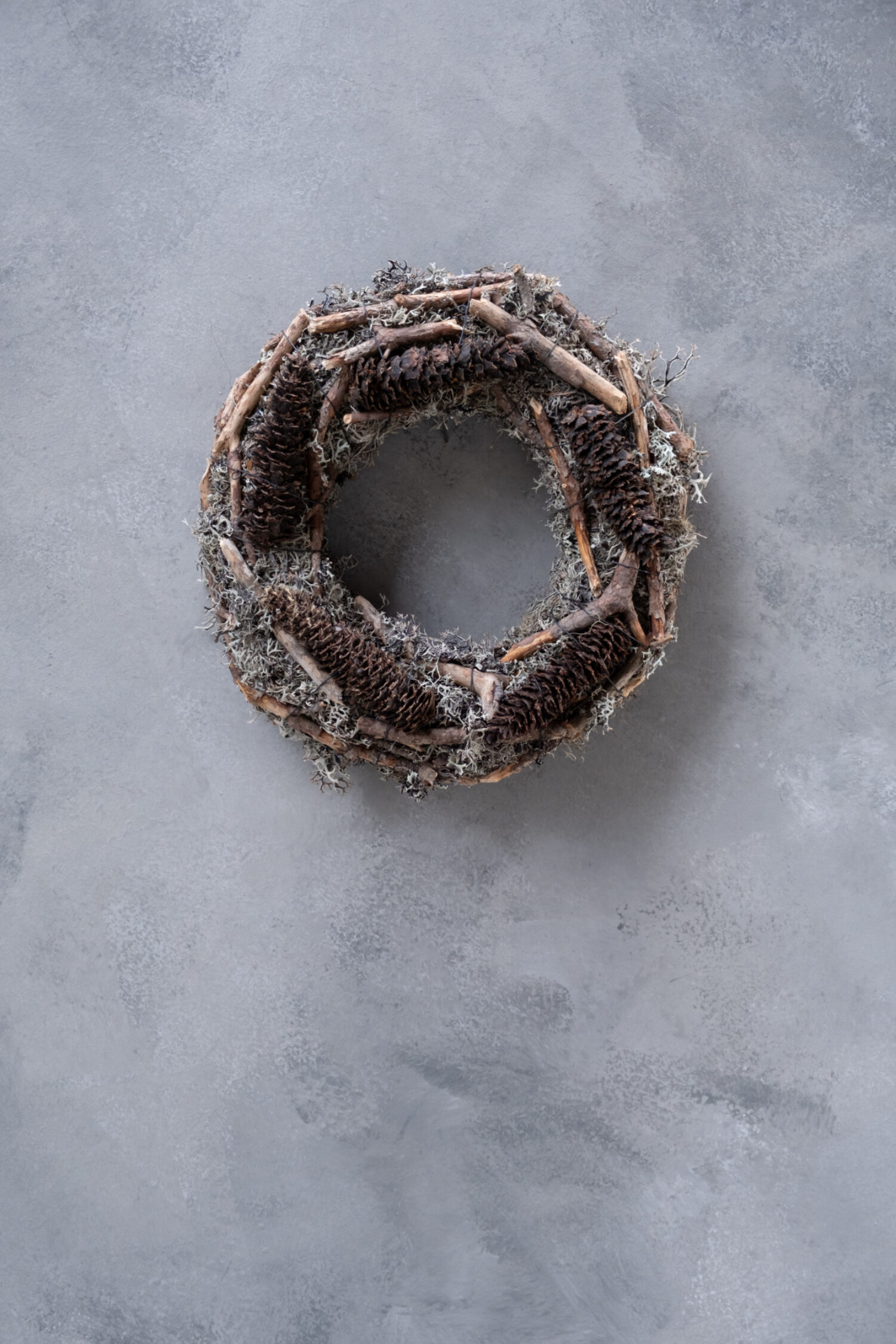 Grey moss wreath rasped spruce + sticks