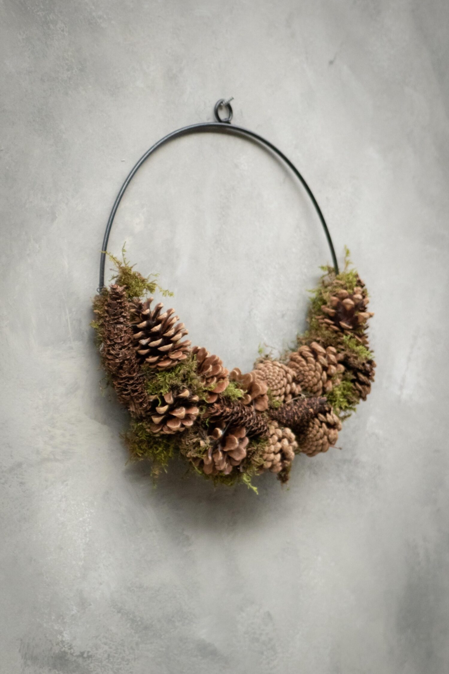Moss wreath pine cone/rasped half