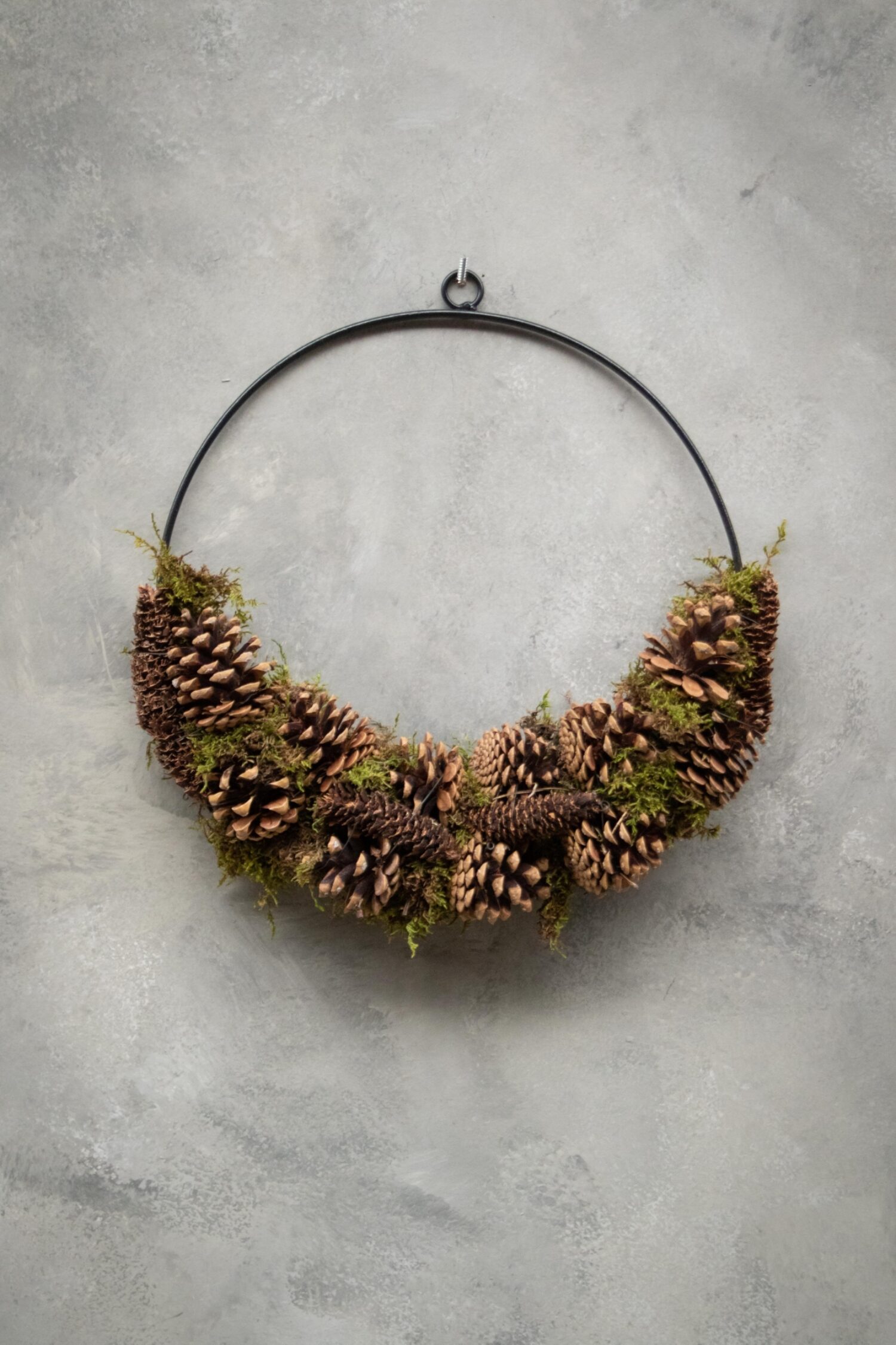 Moss wreath pine cone/rasped half