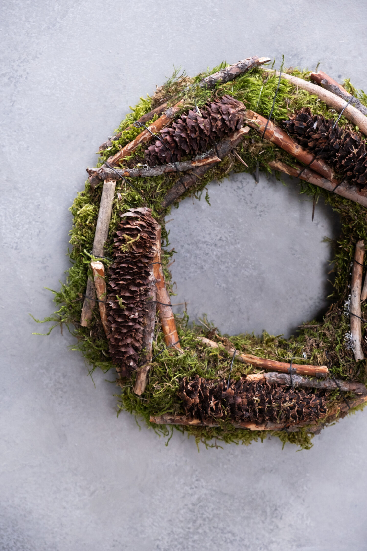 Moss wreath rasped spruce + sticks