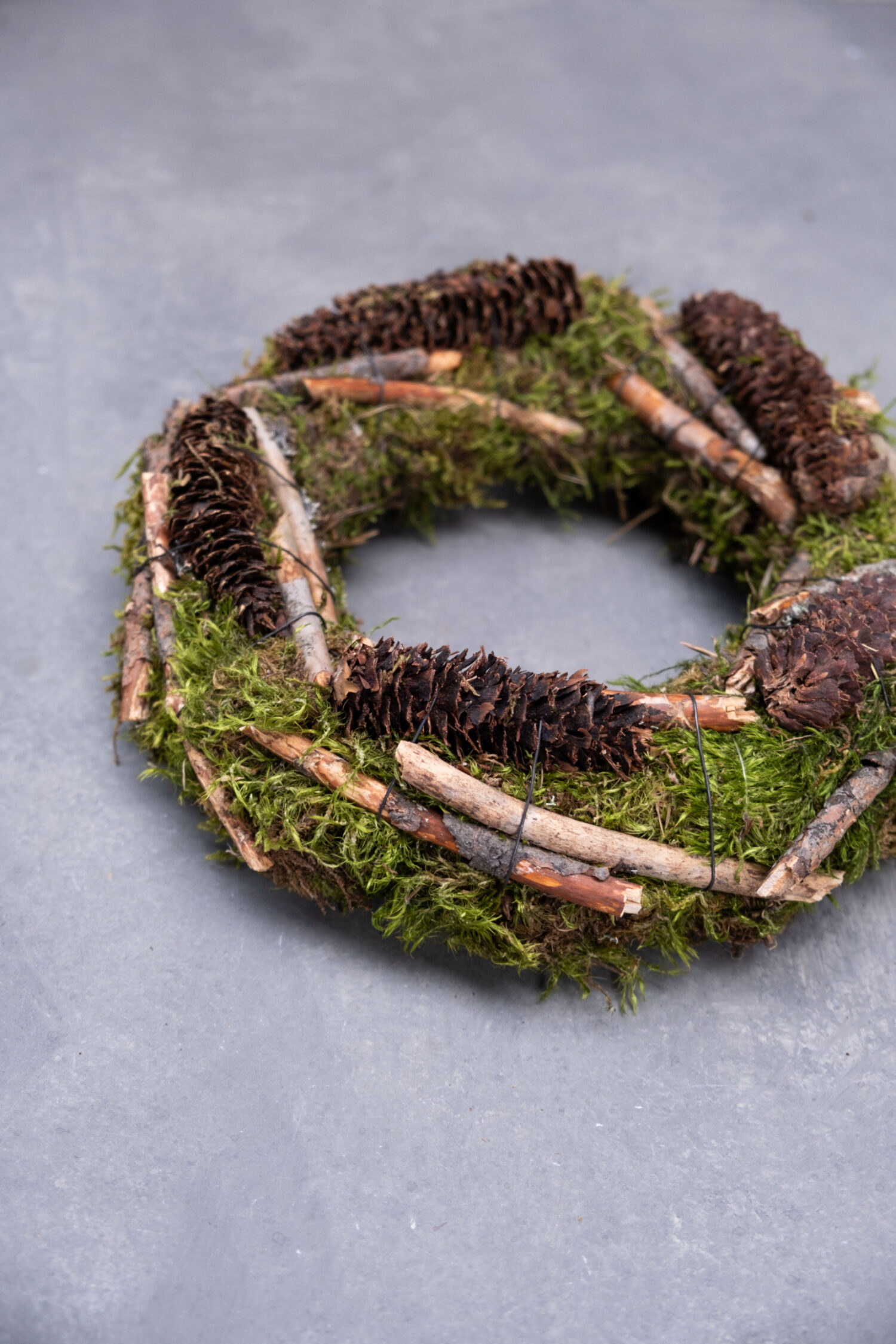 Moss wreath rasped spruce + sticks