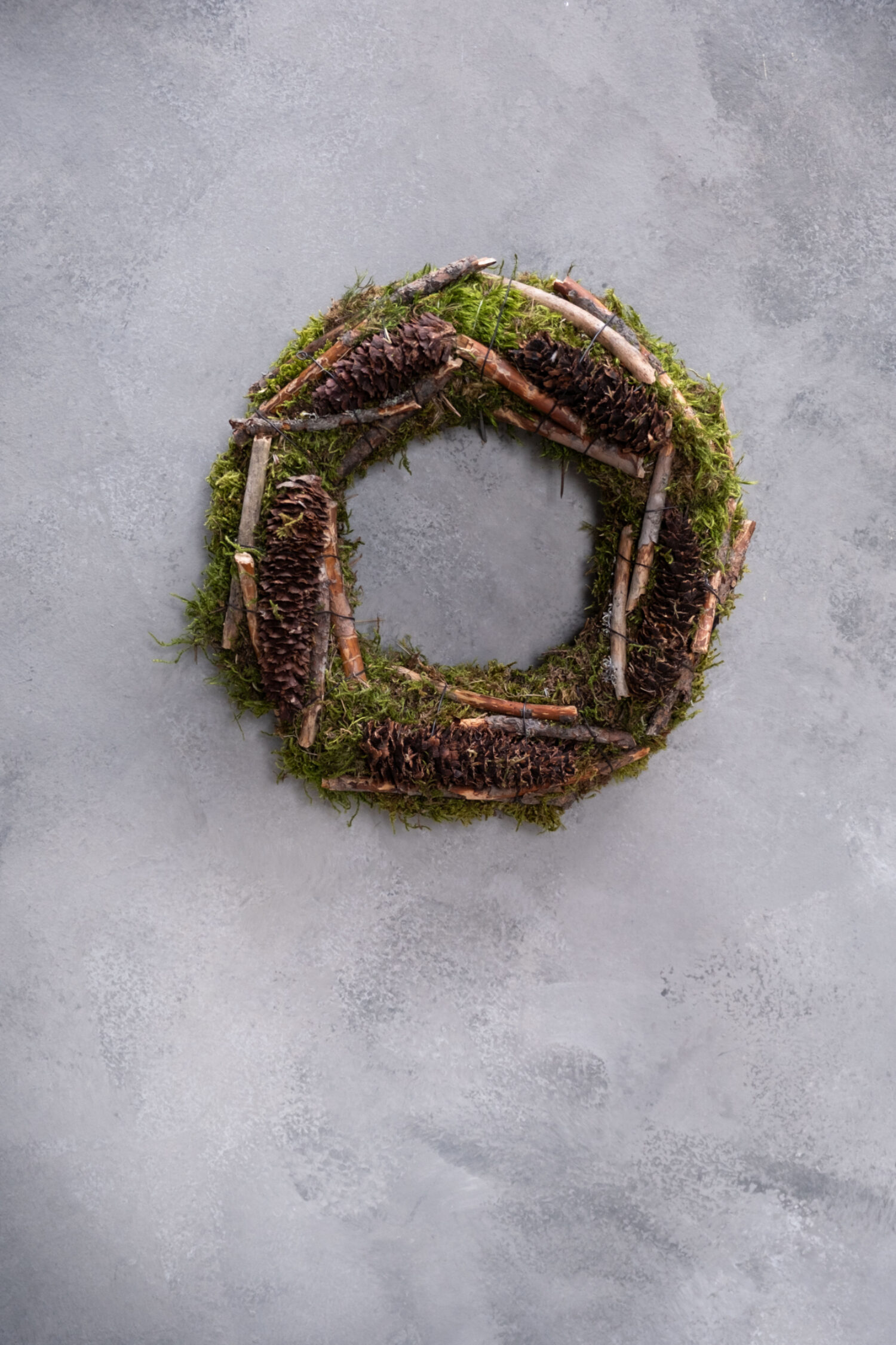 Moss wreath rasped spruce + sticks